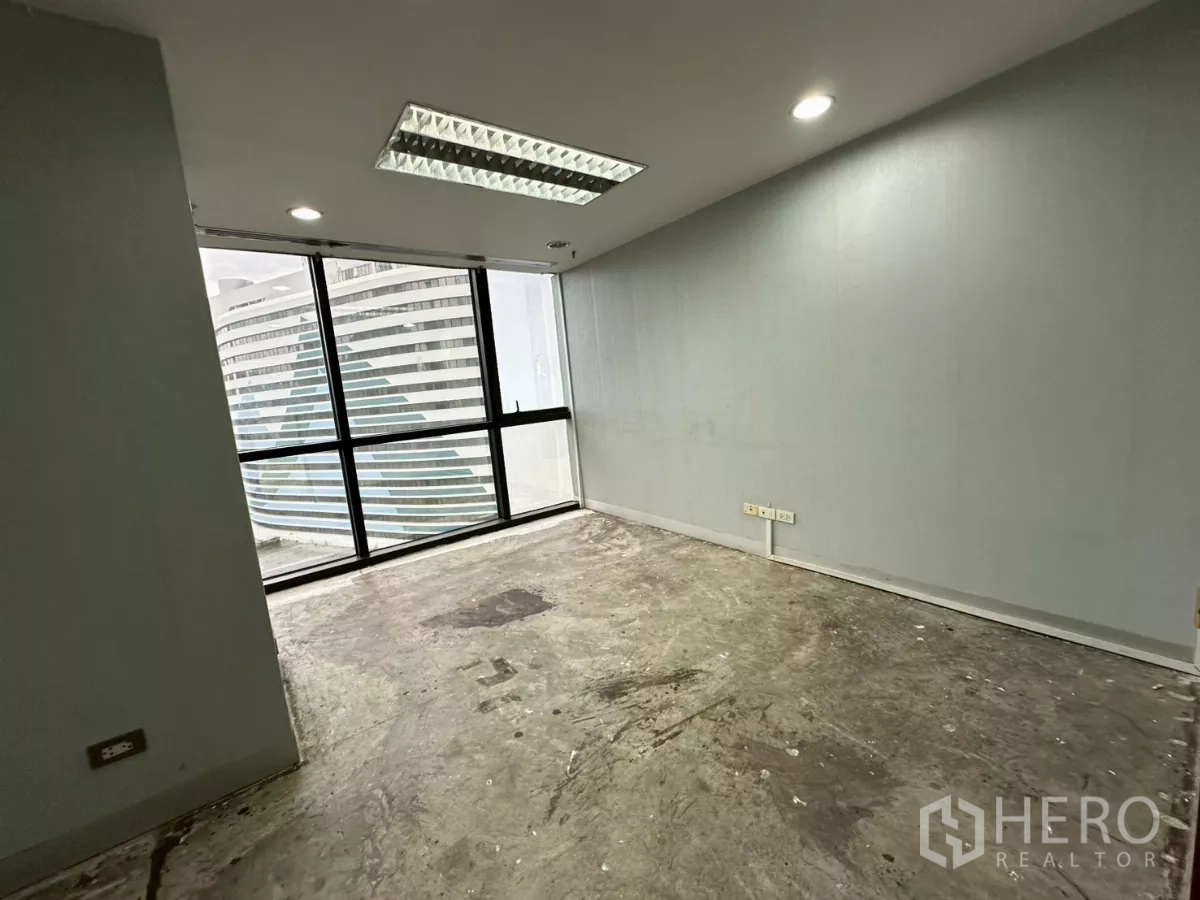 สำนักงาน ให้เช่าในKhlong Toei, Bangkok - ห้องส่วนตัวสว่างโปร่ง หน้าต่างบานใหญ่ มองอาคารโค้งสมัยใหม่