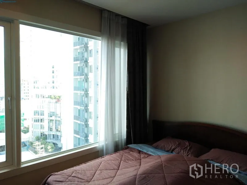 คอนโด ให้เช่าในKhlong Toei, Bangkok - ห้องนอนมีหน้าต่างบานใหญ่ มองเห็นวิวเมือง ถัดจากเตียง