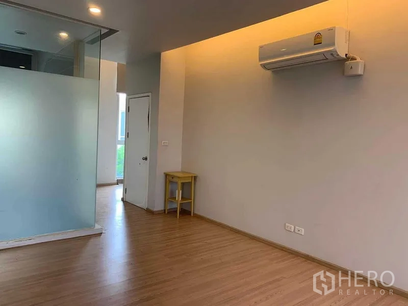 联排别墅 出租在Khan Na Yao, Bangkok - 宽敞房间，木地板、磨砂玻璃隔断与空调。