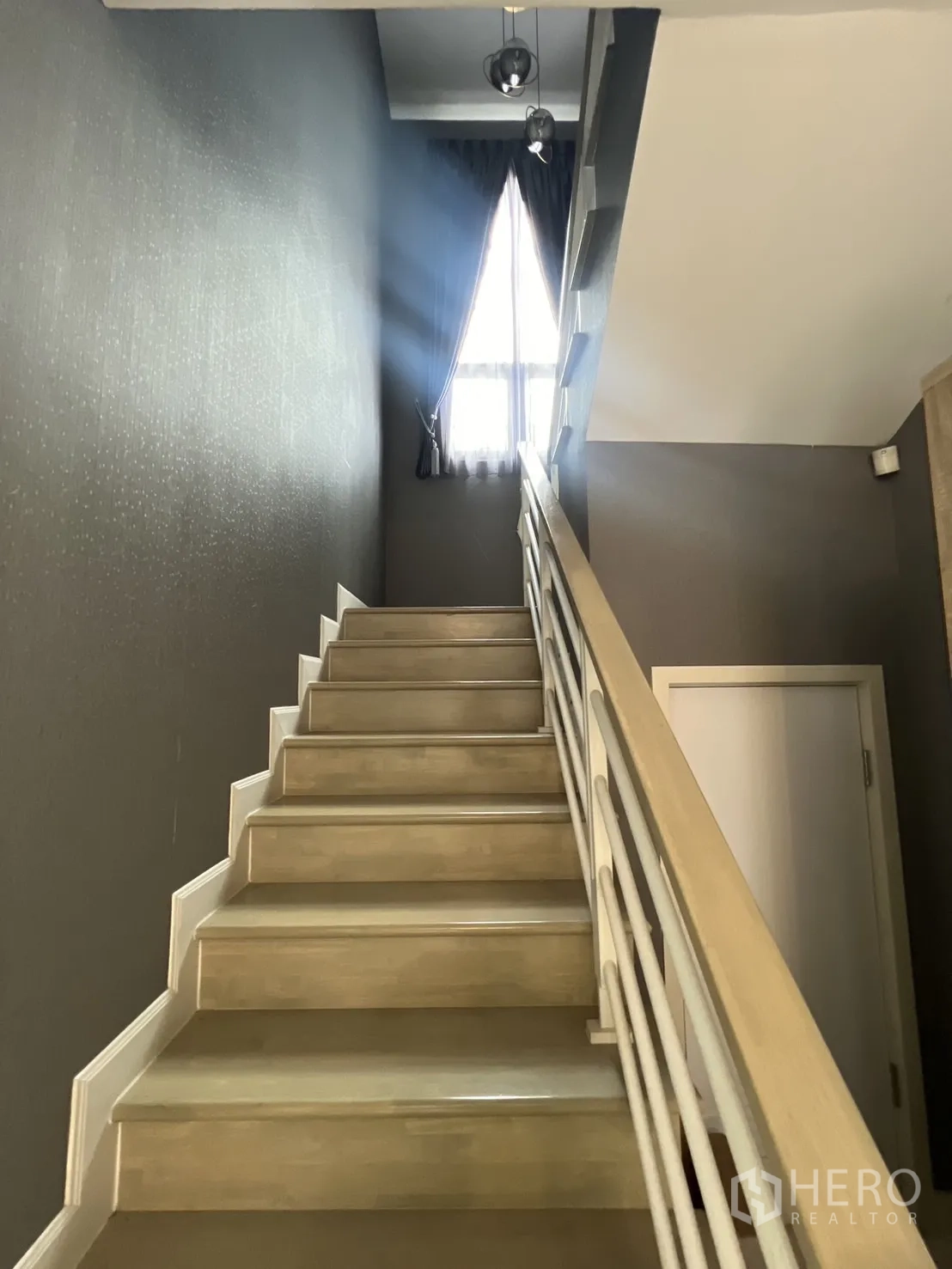 บ้าน ให้เช่าหรือขายในLat Krabang, Bangkok - บันไดไม้พร้อมหน้าต่างสูงส่องแสงเข้ามา