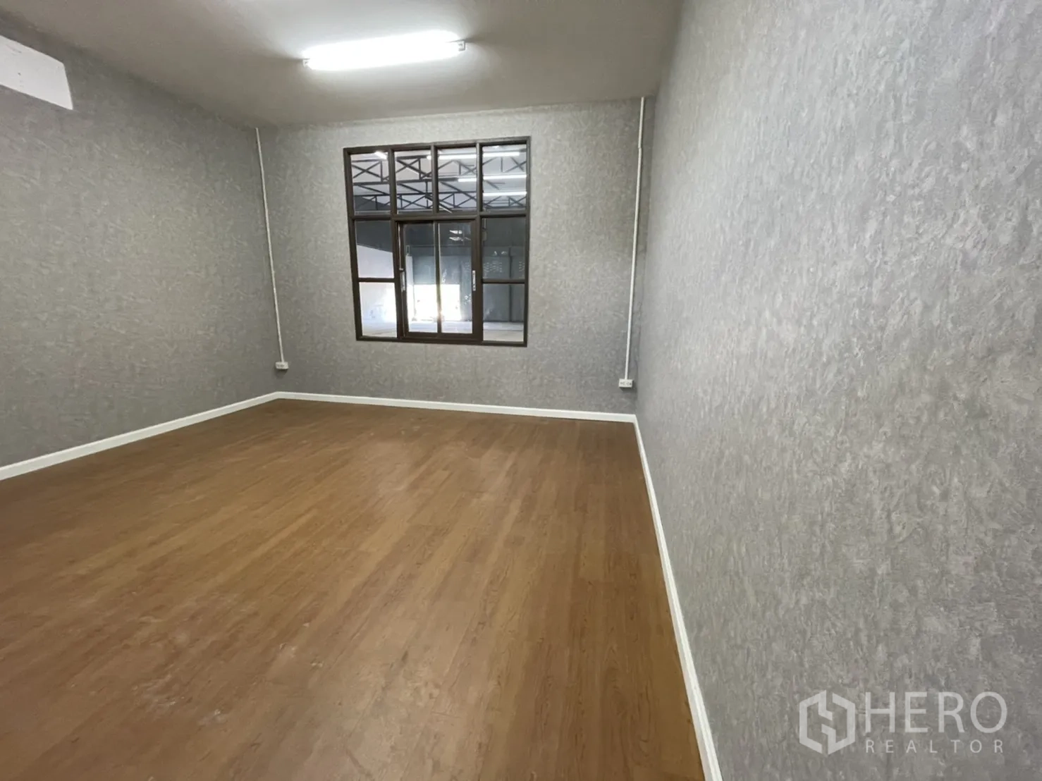 คลังสินค้า ให้เช่าในLam Luk Ka, Pathum Thani - ออฟฟิศอีกห้อง พื้นลายไม้ หน้าต่างบานเลื่อน และไฟเพดานสว่าง.