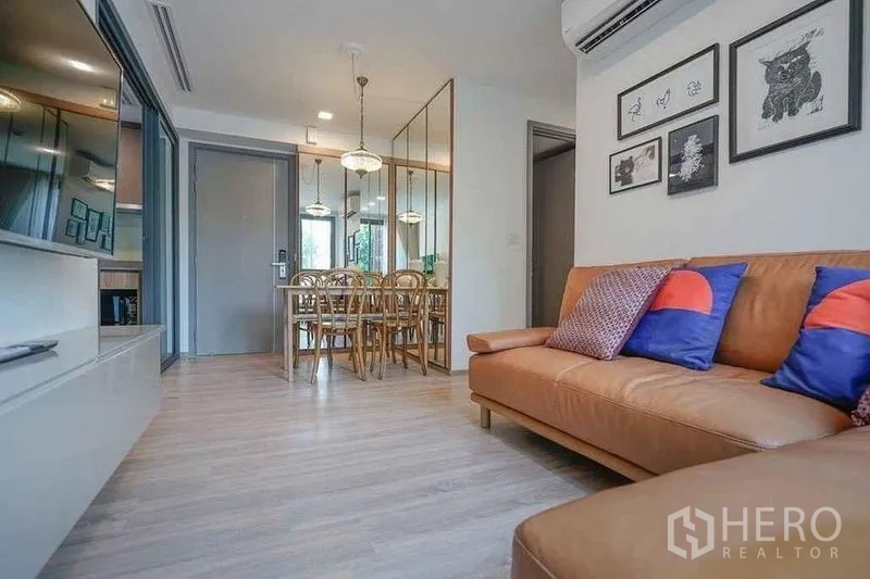 คอนโด ให้เช่าในWatthana, Bangkok - ห้องนั่งเล่นมองไปยังโถงทางเข้าและส่วนทานอาหารกระจกเงา