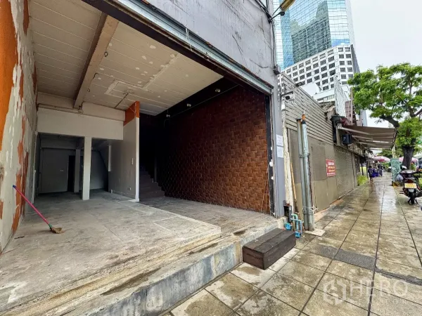 Shophouse for rent in Sathon, Bangkok - Street-facing frontage with wide opening and sidewalk in a busy business area.