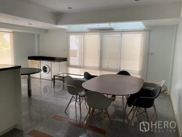 ทาวน์เฮาส์ ให้เช่าในKhlong Toei, Bangkok - มุมรับประทานอาหารข้างครัว โต๊ะเก้าอี้สมัยใหม่ พร้อมหน้าต่างบานใหญ่มีม่าน