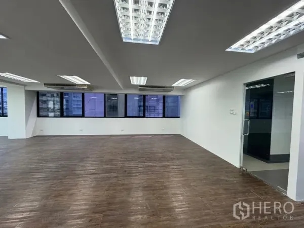 สำนักงาน ให้เช่าในSathon, Bangkok - โซนทำงานสว่าง ไฟฝ้าแบบหลอดฟลูออเรสเซนต์ และประตูกระจก.