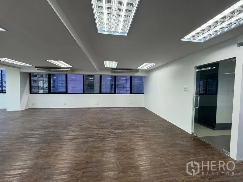 สำนักงาน ให้เช่าในSathon, Bangkok - โซนทำงานสว่าง ไฟฝ้าแบบหลอดฟลูออเรสเซนต์ และประตูกระจก.