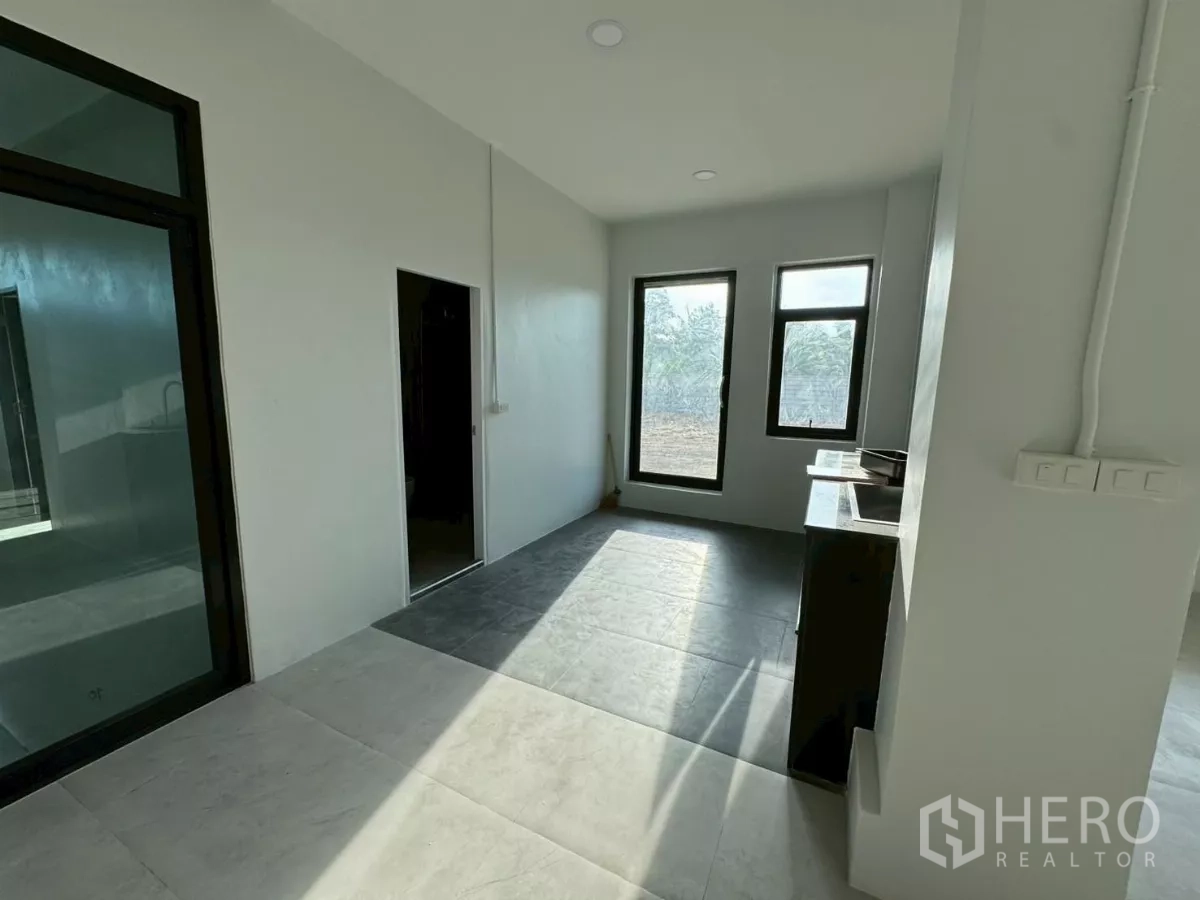 货栈 出租在Krathum Baen, Samut Sakhon - 茶水间区域，落地窗带来采光与通风