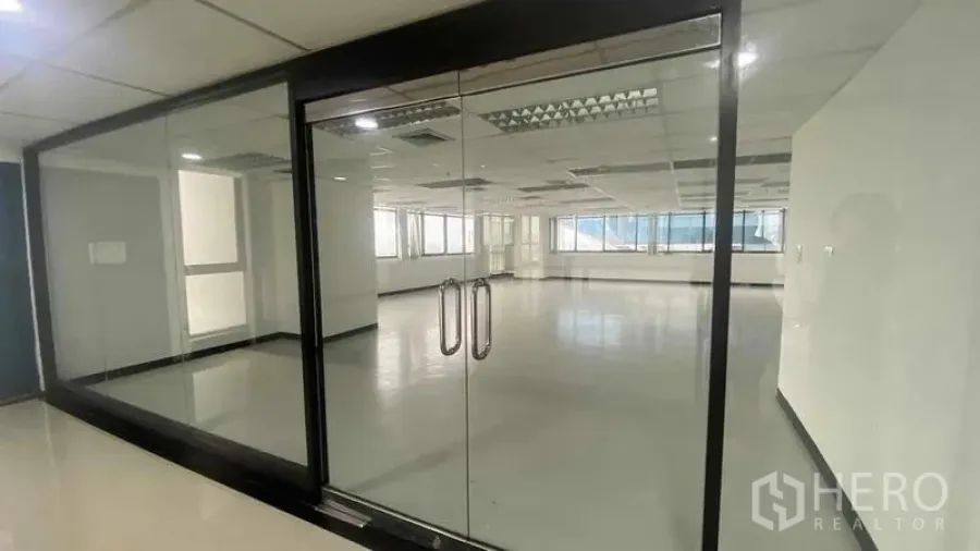 สำนักงาน ให้เช่าหรือขายในPhaya Thai, Bangkok - ผนังกระจกบานใหญ่หน้าห้องชุดสำนักงาน พื้นสะท้อนเงาและไฟฟลูออเรสเซนต์