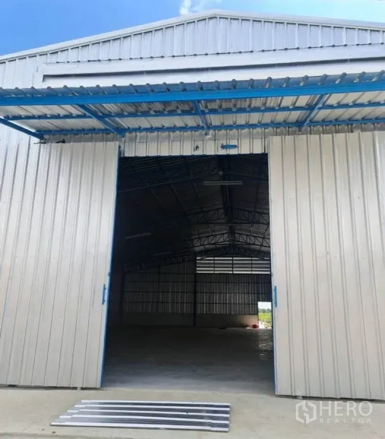 คลังสินค้า ให้เช่าในNong Chok, Bangkok - ทางเข้าโกดังพร้อมประตูบานเลื่อนขนาดใหญ่ และพื้นที่ขนถ่ายสินค้าแบบไดรฟ์อิน