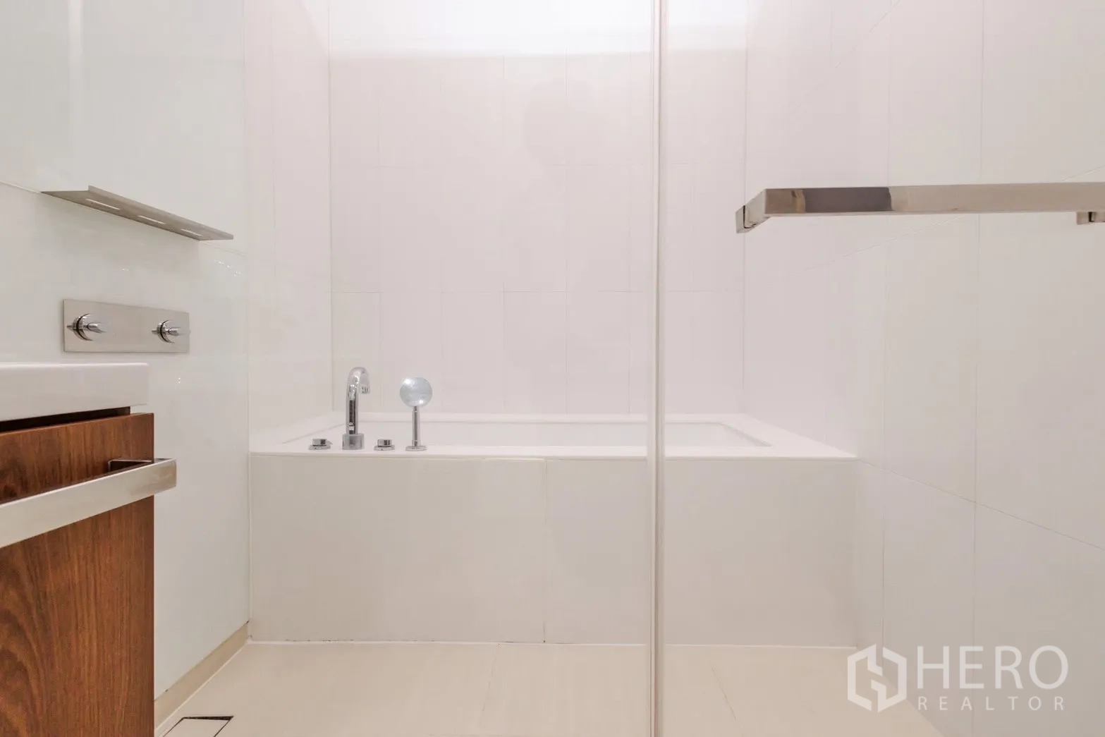 公寓 for rent or sale in Pathum Wan, Bangkok - 白色嵌入式浴缸，搭配简洁瓷砖墙面。
