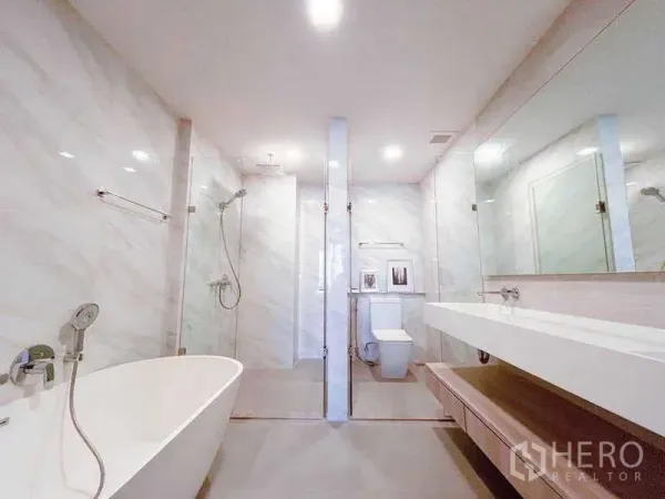 คอนโด ให้เช่าในWatthana, Bangkok - ห้องน้ำสว่าง อ่างอาบน้ำแบบลอยตัว ฝักบัวแยก กระจกบานยาว ผนังลายหินอ่อนสีขาว