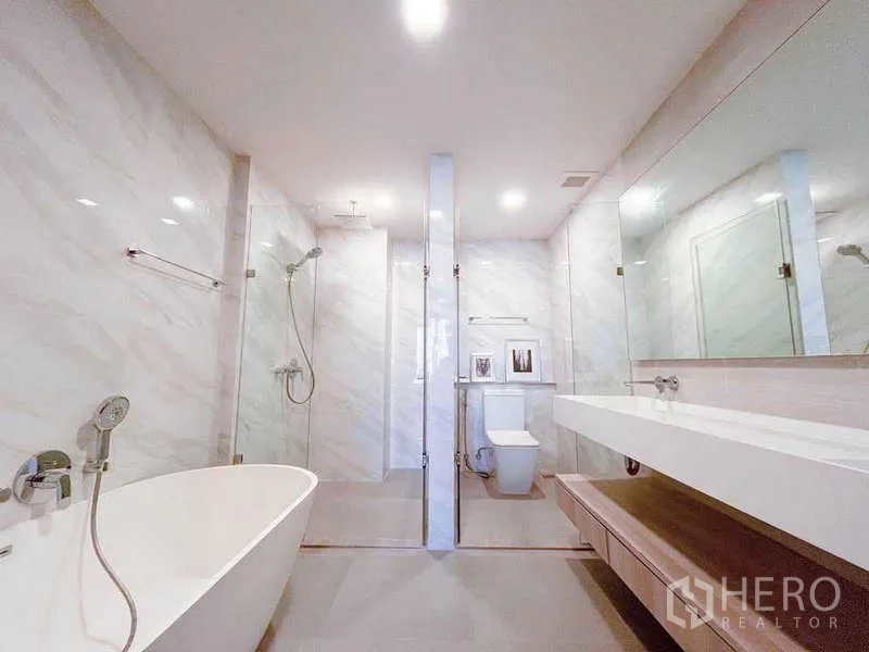 คอนโด ให้เช่าในWatthana, Bangkok - ห้องน้ำสว่าง อ่างอาบน้ำแบบลอยตัว ฝักบัวแยก กระจกบานยาว ผนังลายหินอ่อนสีขาว