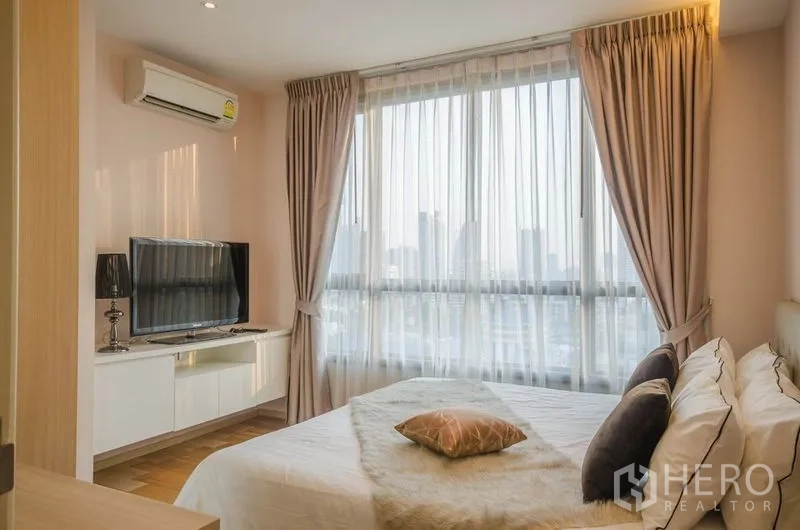 คอนโด ให้เช่าหรือขายในWatthana, Bangkok - ห้องนอนหลักพร้อมชั้นวางทีวี เครื่องปรับอากาศ และหน้าต่างเต็มความสูง
