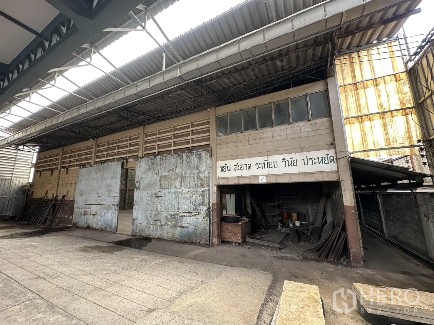 โกดัง for rent in Phra Khanong, Bangkok - พื้นที่โหลดสินค้าด้านนอกมีหลังคาและประตูเหล็กบานกว้าง
