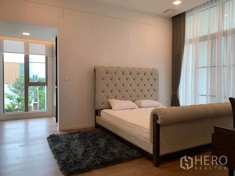 บ้าน ให้เช่าในSaphan Sung, Bangkok - ห้องนอนเตียงทรงสลีปหัวตอกระดุม หน้าต่างบานใหญ่ พรม และพื้นไม้