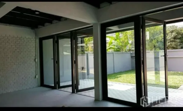 สำนักงานที่บ้าน ให้เช่าในLat Phrao, Bangkok - พื้นที่เปิดโล่งพร้อมประตูกระจกบานเลื่อนมองออกสู่สวนส่วนตัว