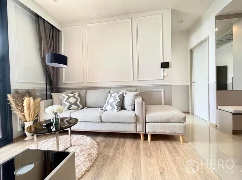 คอนโด ให้เช่าในKhlong Toei, Bangkok - มุมนั่งเล่นสไตล์โมเดิร์น โซฟาเข้ามุม บัวผนัง พื้นไม้ และหน้าต่างบานใหญ่