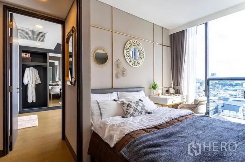 คอนโด ให้เช่าในKhlong Toei, Bangkok - ห้องนอนรองตกแต่งผนังดีไซน์ พร้อมหน้าต่างบานใหญ่รับแสงธรรมชาติ