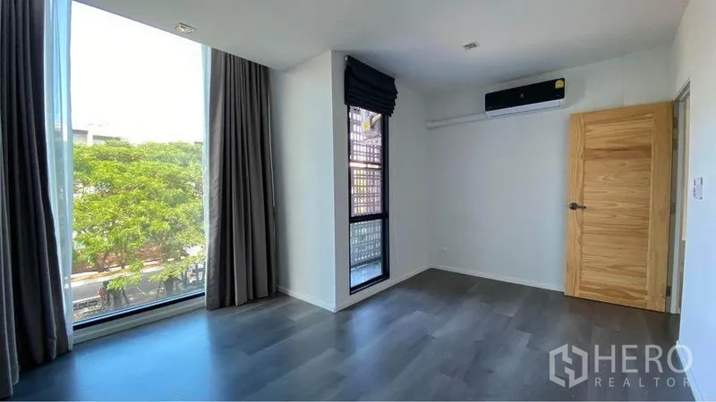 零售空间 出售在Bang Na, Bangkok - 私密房间，转角落地窗、窗帘与壁挂空调。