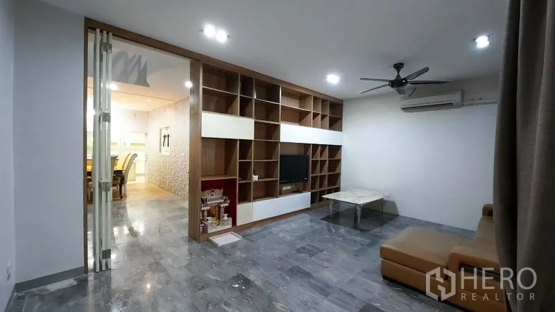 ทาวน์เฮาส์ ให้เช่าหรือขายในSuan Luang, Bangkok - ห้องนั่งเล่นครอบครัว พร้อมชั้นบิวท์อินเต็มผนัง และพื้นหินอ่อนลาย