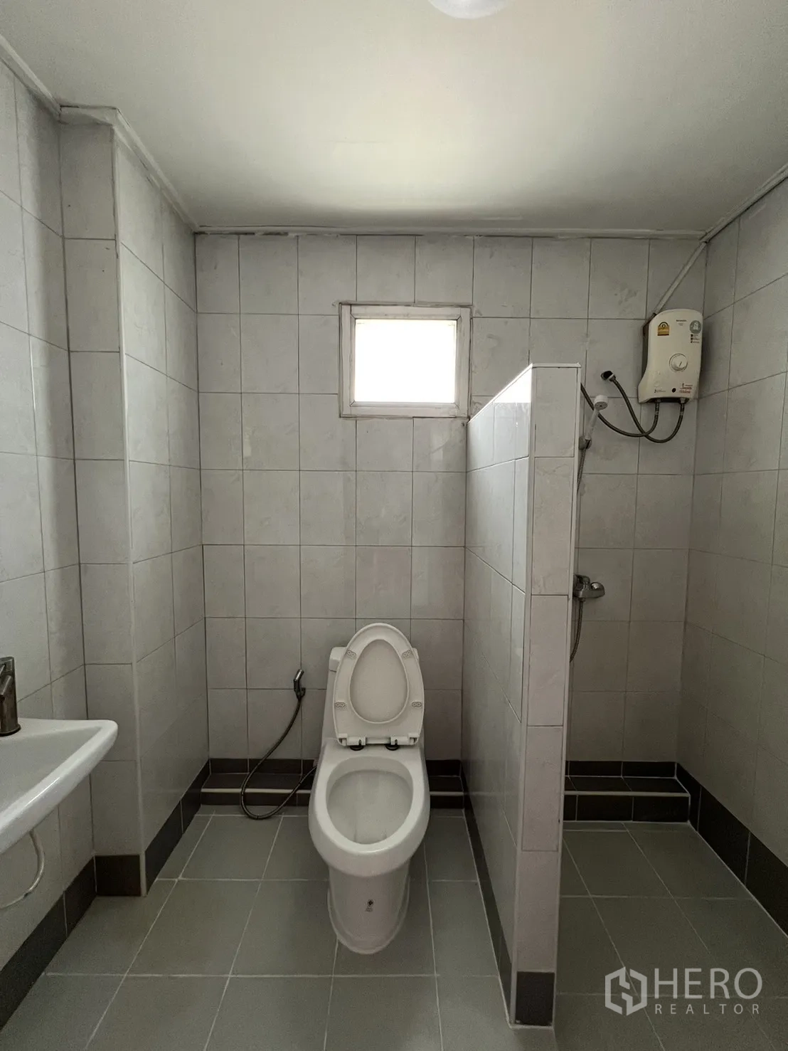 ทาวน์เฮาส์ ให้เช่าในKhlong Toei, Bangkok - ห้องน้ำมีโซนฝักบัวแยก โถสุขภัณฑ์ และช่องแสงขนาดเล็ก