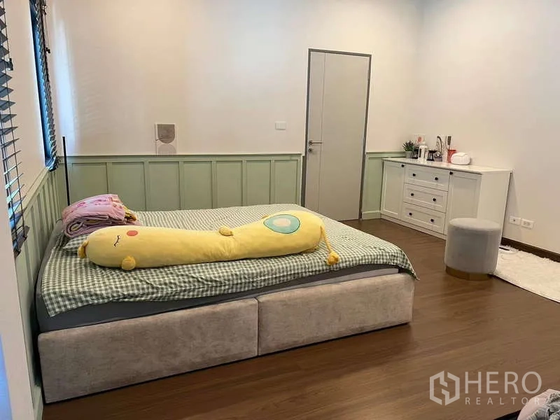 Detached House for rent in Bang Phli, Samut Prakan - Spacious kids’ bedroom with soft headboard and built-in dresser.