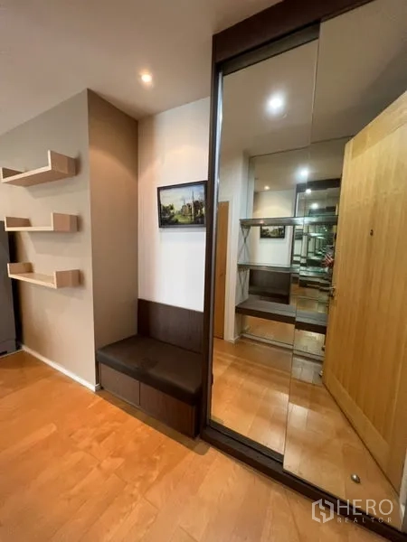 คอนโด ให้เช่าในChatuchak, Bangkok - มุมทางเข้าพร้อมตู้บานกระจกเงา เบาะนั่ง และชั้นลอย