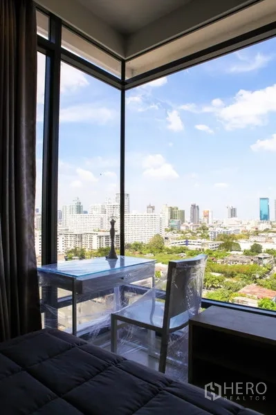 公寓 出租在Watthana, Bangkok - 转角落地窗书桌，俯瞰曼谷天际线景观