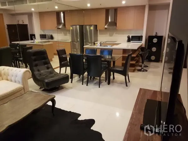 คอนโด ให้เช่าหรือขายในKhlong Toei, Bangkok - พื้นที่นั่งเล่นและรับประทานอาหารแบบโอเพ่น พร้อมครัวไอแลนด์และตู้เย็นสแตนเลส ในคอนโดดูเพล็กซ์