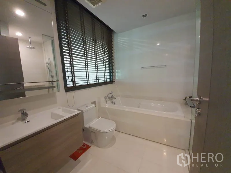 คอนโด ให้เช่าหรือขายในKhlong Toei, Bangkok - ห้องน้ำทันสมัยพร้อมอ่างอาบน้ำ เคาน์เตอร์อ่างล้างหน้า และโถสุขภัณฑ์