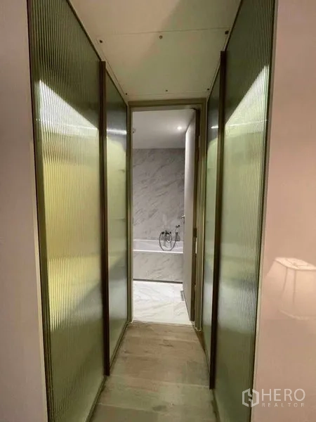 คอนโด ให้เช่าในKhlong Toei, Bangkok - โถงทางเดินแคบมีบานกระจกลอน นำไปสู่ห้องน้ำ