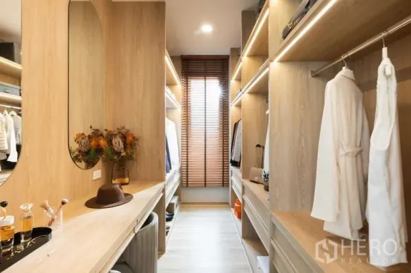 บ้าน ให้เช่าหรือขายในLat Krabang, Bangkok - ห้องแต่งตัวแบบวอล์กอิน ตู้ไม้สีอ่อนพร้อมไฟ และกระจกเงา