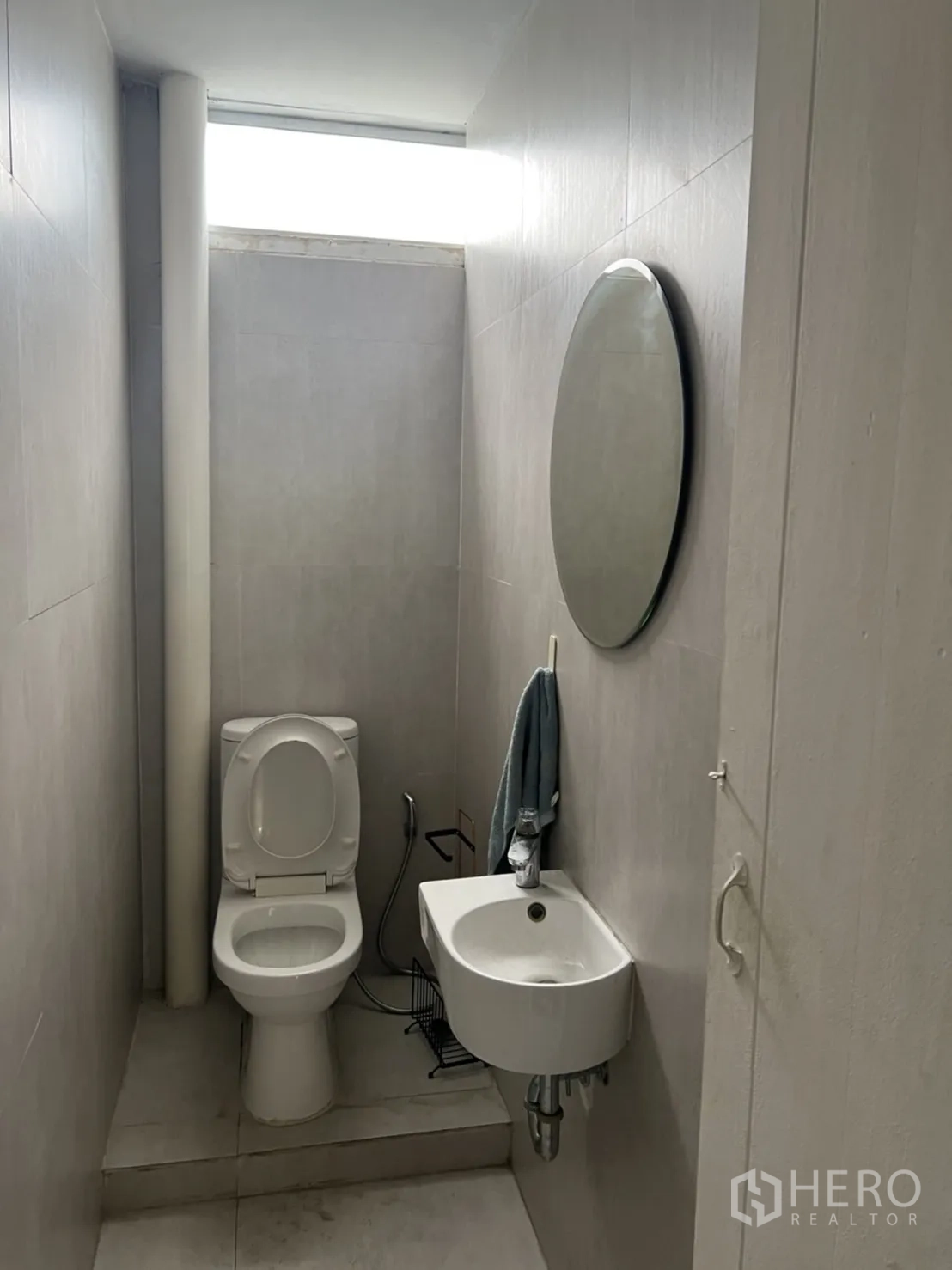 店屋 出租或出售在Watthana, Bangkok - 紧凑卫浴，坐便器、台盆与顶部采光。