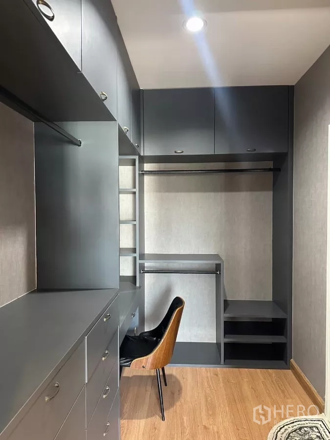 บ้าน ให้เช่าในSuan Luang, Bangkok - วอล์คอินคลอเซ็ตบิวท์อิน มีลิ้นชักและมุมโต๊ะนั่งทำงาน.