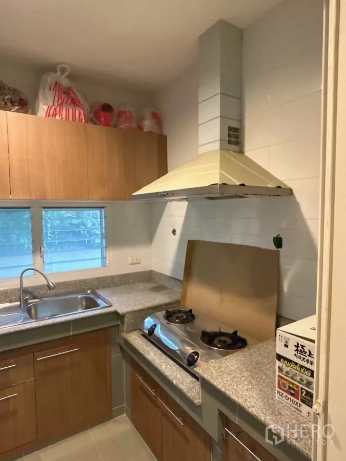 บ้าน ขายในBang Kapi, Bangkok - มุมครัวไทยพร้อมเตาแก๊ส เครื่องดูดควัน และพื้นที่เคาน์เตอร์กว้าง