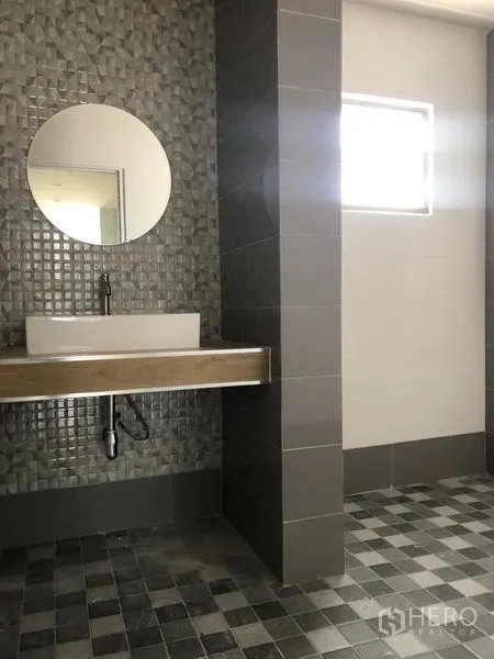 工厂 出租在Pak Kret, Nonthaburi - 现代化洗手间，马赛克背景墙与圆镜台盆