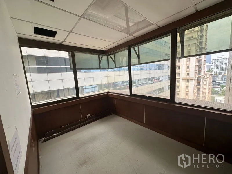 สำนักงาน ให้เช่าในWatthana, Bangkok - ห้องมุมกระจก หน้าต่างรอบด้าน มองเห็นทิวทัศน์เมืองกรุงเทพฯ