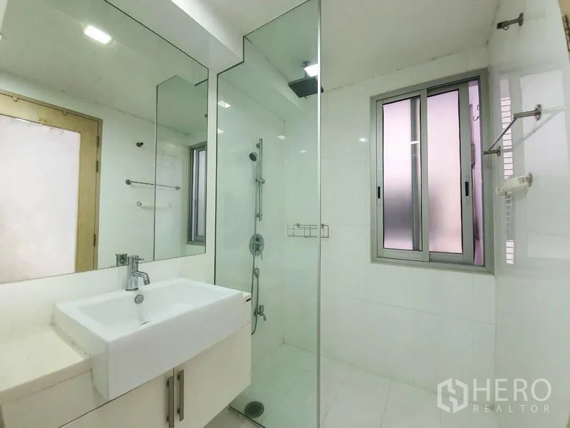 คอนโด ให้เช่าในDin Daeng, Bangkok - ห้องน้ำโทนขาวสว่าง พร้อมตู้กระจกกั้นอาบน้ำ ฝักบัวเรนชาวเวอร์ อ่างล้างหน้า และหน้าต่าง