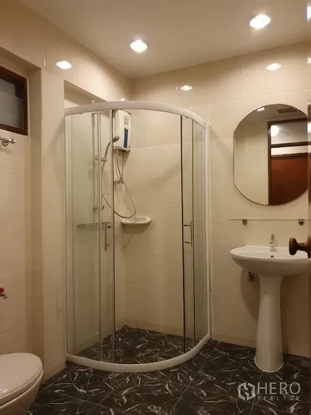 บ้าน ให้เช่าในPhra Khanong, Bangkok - ห้องน้ำพร้อมตู้ชาวเวอร์กระจกมุม อ่างล้างหน้าทรงคอลัมน์ กระเบื้องสีอ่อนพื้นเข้ม