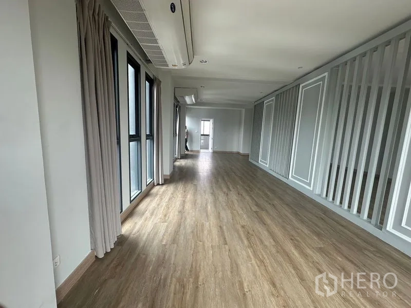 สำนักงานที่บ้าน ให้เช่าในSuan Luang, Bangkok - พื้นที่ทำงานยาว พร้อมหน้าต่างสูง ผ้าม่าน และผนังซี่ตกแต่ง