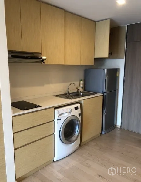 คอนโด ให้เช่าในKhlong Toei, Bangkok - ครัวบิวท์อินโทนไม้ มีอ่างล้างจาน เตา เครื่องซักผ้า และตู้เย็น