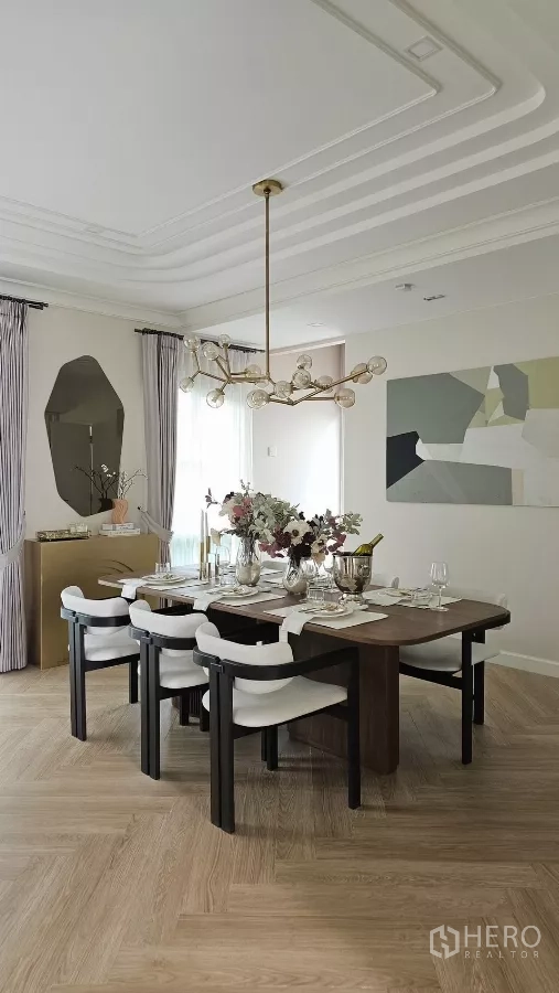 Detached House for rent in Bang Phli, Samut Prakan - Elegant dining area with six-seat table and a modern chandelier.