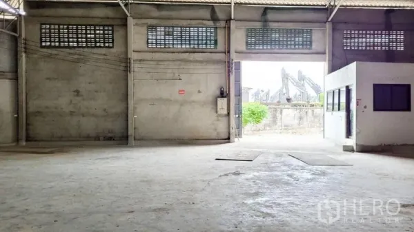 คลังสินค้า ให้เช่าในMueang Samut Sakhon, Samut Sakhon - ภายในโกดังโล่ง พื้นคอนกรีต เพดานสูง เปิดโล่งออกด้านหน้า