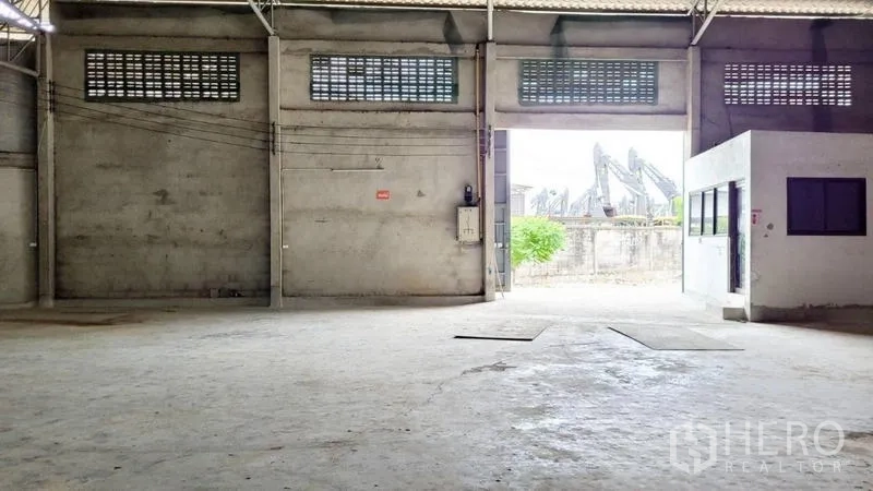 คลังสินค้า ให้เช่าในMueang Samut Sakhon, Samut Sakhon - ภายในโกดังโล่ง พื้นคอนกรีต เพดานสูง เปิดโล่งออกด้านหน้า