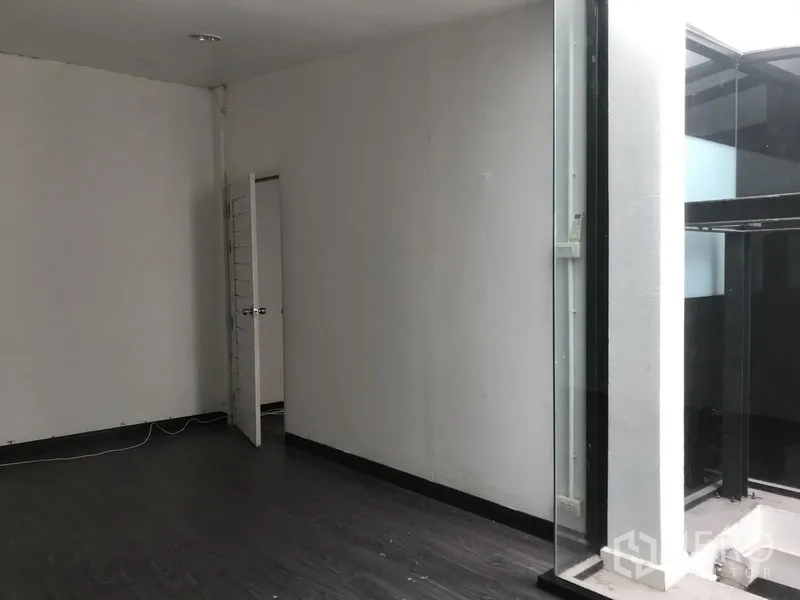 อาคารพาณิชย์ ให้เช่าในWatthana, Bangkok - ห้องสว่างเชื่อมกับปล่องแสงกระจกภายใน พื้นไม้เข้ม ผนังขาว