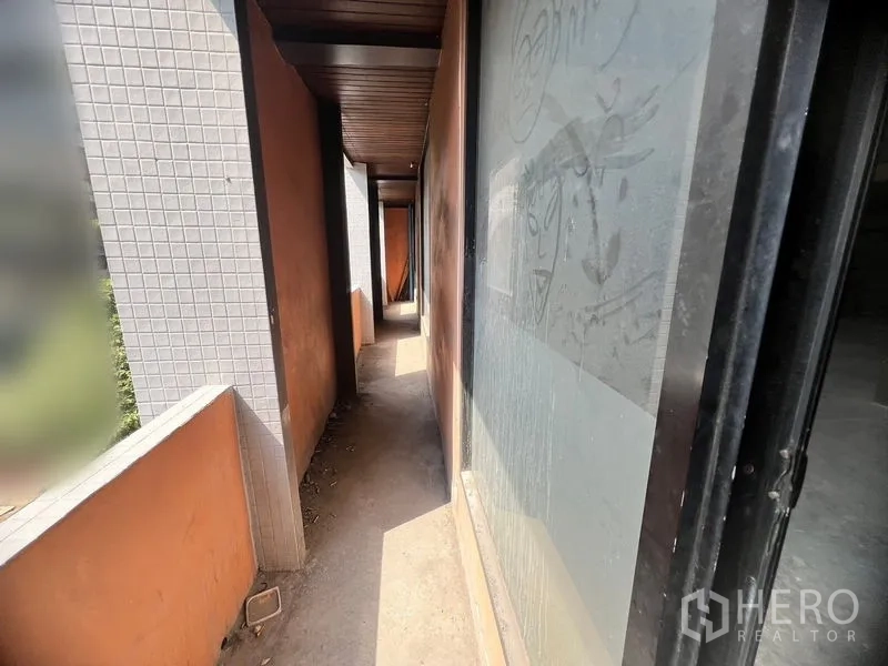 พื้นที่ขายปลีก ให้เช่าในWatthana, Bangkok - ทางเดินภายนอกแคบข้างหน้าร้านกระจก รับแสงธรรมชาติเข้าสู่พื้นที่