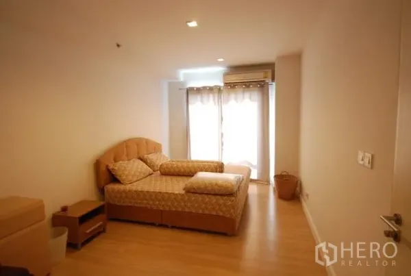 公寓 出租在Sathon, Bangkok - 宽敞卧室，双人床与浅色木地板，薄纱窗帘通往阳台。