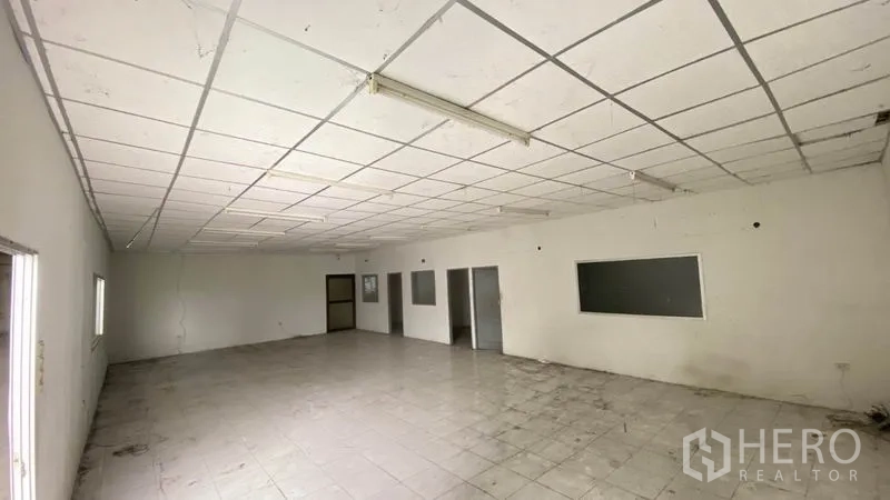 货栈 出租在Samut Prakan - 空置办公室，瓷砖地面、格栅吊顶、日光灯和内窗。