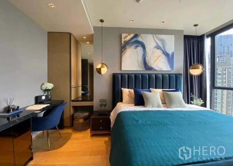 公寓 出租 - 次卧配深蓝软包床头、书写桌与城市景观。