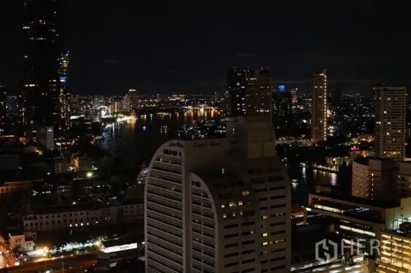 公寓 出租在Bang Rak, Bangkok - 高层阳台俯瞰湄南河与城市夜景全景。